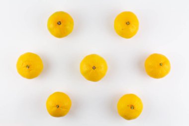 Beyaz bir arka planda güzel olgun bir mandalina.