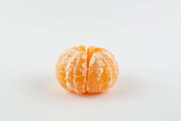 Una Hermosa Mandarina Pelada Madura Sobre Fondo Blanco — Foto de Stock