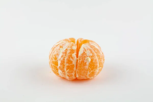 Una Hermosa Mandarina Pelada Madura Sobre Fondo Blanco — Foto de Stock