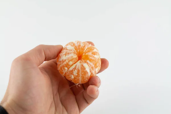 Mandarinas Peladas Mano Sobre Fondo Blanco — Foto de Stock