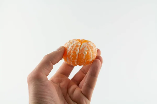 Mandarinas Peladas Mano Sobre Fondo Blanco — Foto de Stock