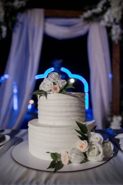 Akşam kemerin yanında güzel bir düğün pastası.