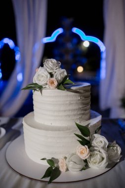 Akşam kemerin yanında güzel bir düğün pastası.