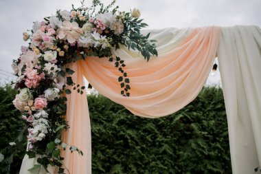 Çiçeklerle seremoni için düğün kemeri