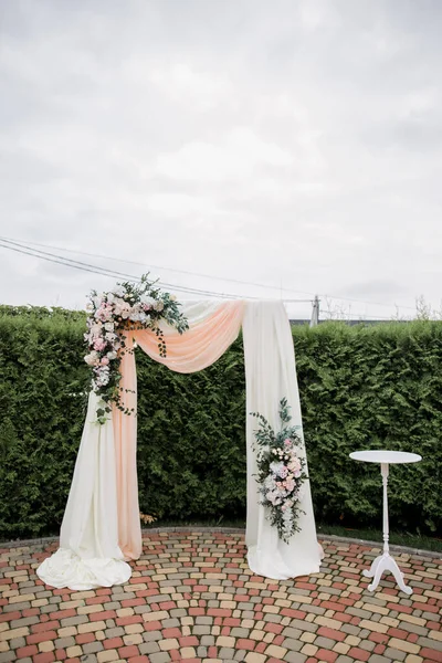 花で結婚式のアーチ — ストック写真