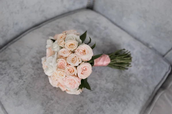 Beautiful Wedding Bridal Bouquet Roses Sofa — Stock Photo, Image