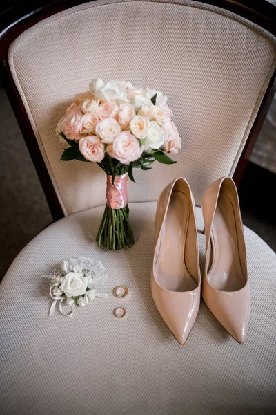 Een Bruid Schoenen Met Bruiloft Gouden Ringen Boeket — Stockfoto