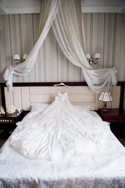 Весільна Сукня Нареченої Ранковій Кімнаті — стокове фото
