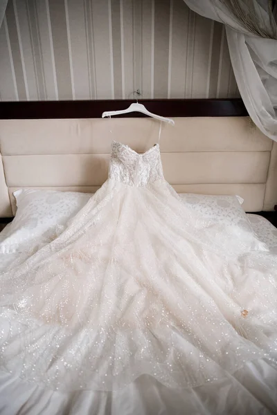 Hochzeitsschuhe Und Brautkleid Einer Braut Auf Dem Bett — Stockfoto