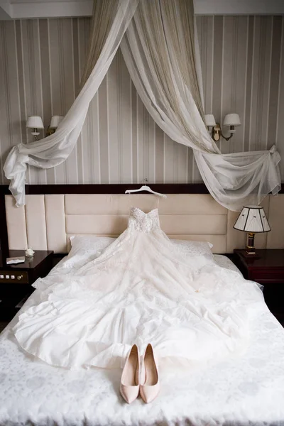 Sapatos Casamento Uma Noiva Vestido Noiva Cama — Fotografia de Stock
