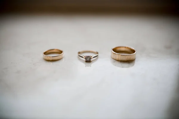 Wedding Gold Rings Lie Table — Stock fotografie