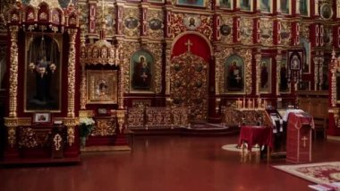 Simgeler ve mumlarla dolu güzel altın kilise odası.