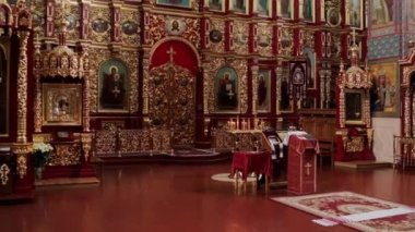 Simgeler ve mumlarla dolu güzel altın kilise odası.