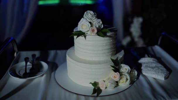 Bolo Casamento Noite Perto Arco Casamento — Vídeo de Stock