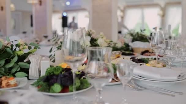 Mesa Bodas Recién Casados Decorados Con Flores — Vídeo de stock