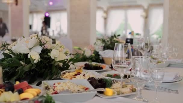 Bruiloft Tafel Pasgetrouwden Versierd Met Bloemen — Stockvideo