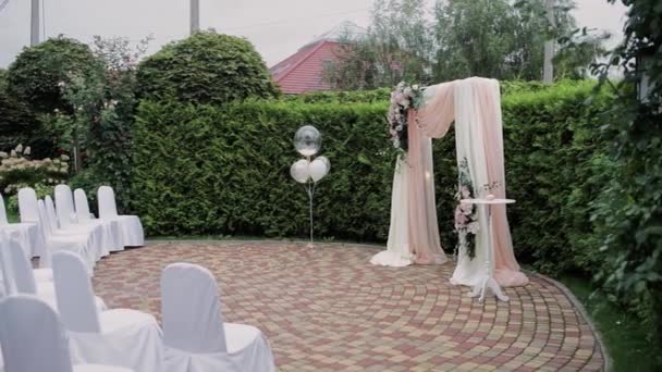 公園の花と結婚式のためのアーチ — ストック動画