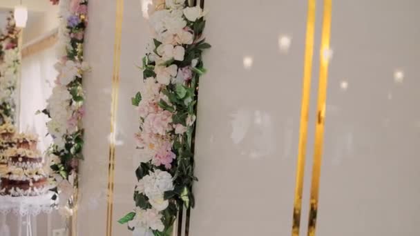 Bruiloft Tafel Pasgetrouwden Versierd Met Bloemen — Stockvideo