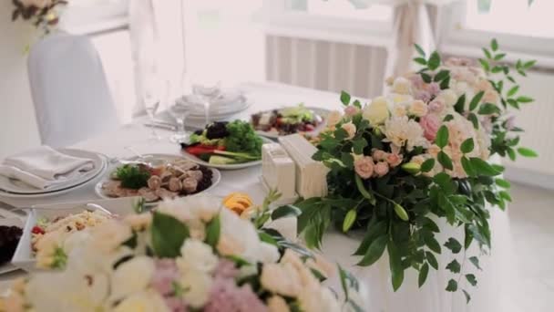 Bruiloft Tafel Pasgetrouwden Versierd Met Bloemen — Stockvideo