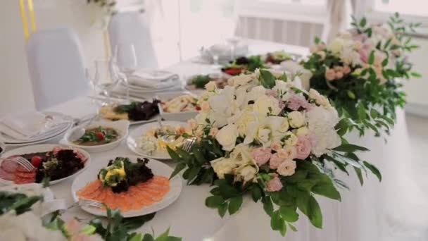 Bruiloft Tafel Pasgetrouwden Versierd Met Bloemen — Stockvideo