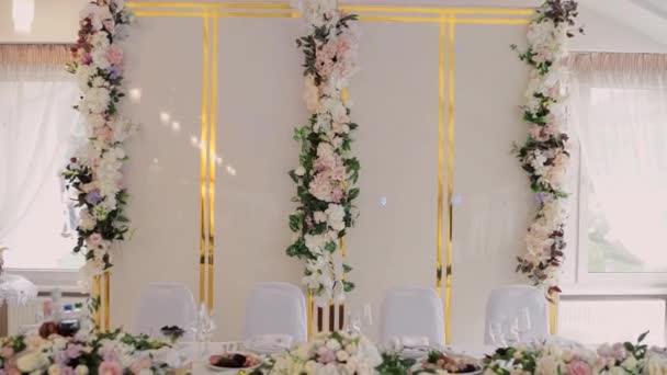 Mesa Bodas Recién Casados Decorados Con Flores — Vídeo de stock