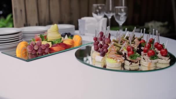 Bruiloft Tafel Pasgetrouwden Versierd Met Bloemen — Stockvideo