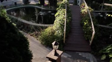 Yazın bahçede dekoratif köprü