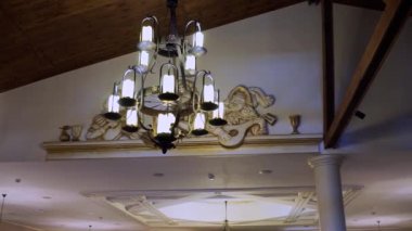 Tavandaki restoranda büyük, güzel bir avize.