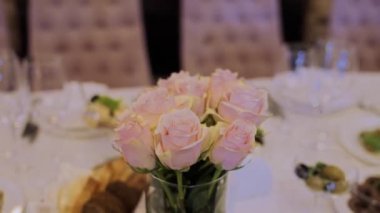 Bir restoranda yemek ve gözlüklü bir düğün masası.