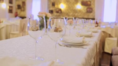 Bir restoranda yemek ve gözlüklü bir düğün masası.