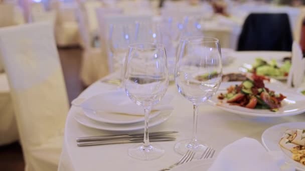 Mesa Boda Restaurante Con Comida Vasos — Vídeo de stock