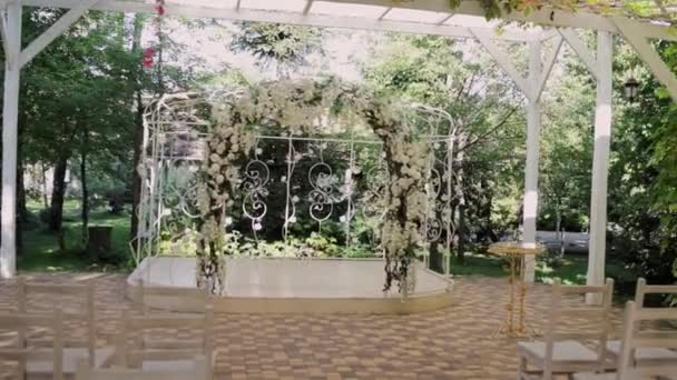 在花园里种花的婚礼拱门 — 图库视频影像