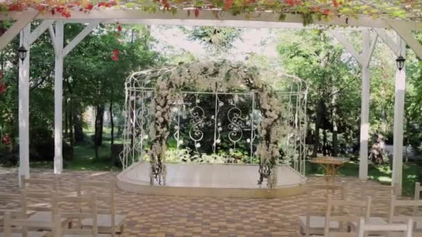 Καμάρα Για Γαμήλια Τελετή Λουλούδια Στον Κήπο — Αρχείο Βίντεο