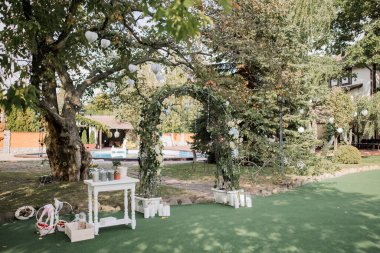 Parkta seremoni için güzel bir düğün kemeri