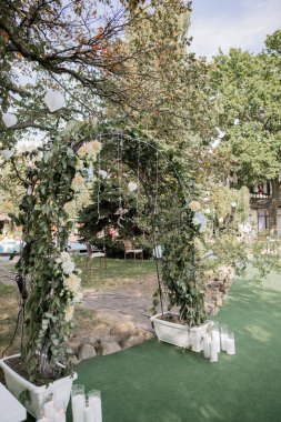 Parkta seremoni için güzel bir düğün kemeri