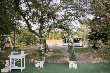 Parkta seremoni için güzel bir düğün kemeri