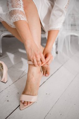 Gelin sabah ayakkabılarını giyer.