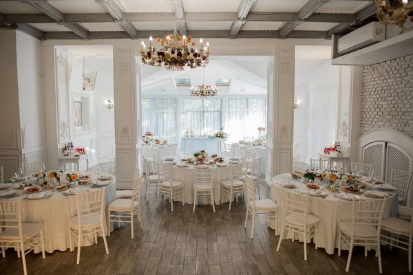Hochzeitstisch Restaurant Mit Dekoration Und Essen — Stockfoto