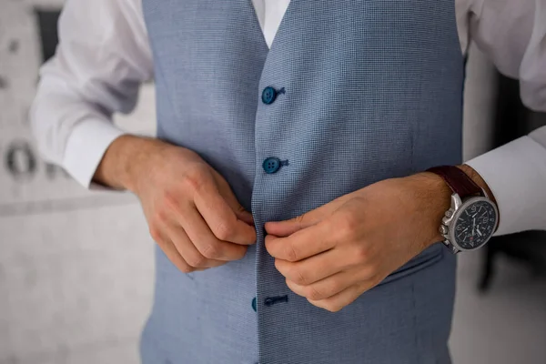 Homem Botões Até Botões Uma Jaqueta Azul Terno — Fotografia de Stock