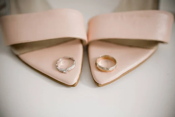 Een Bruid Schoenen Met Bruiloft Gouden Ringen — Stockfoto