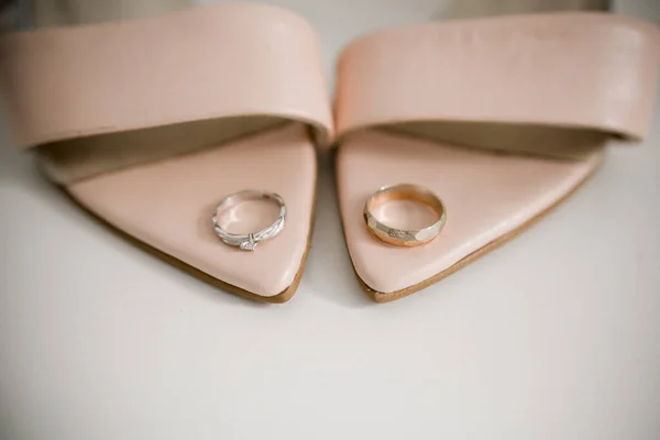 Sapatos Noiva Com Anéis Ouro Casamento — Fotografia de Stock