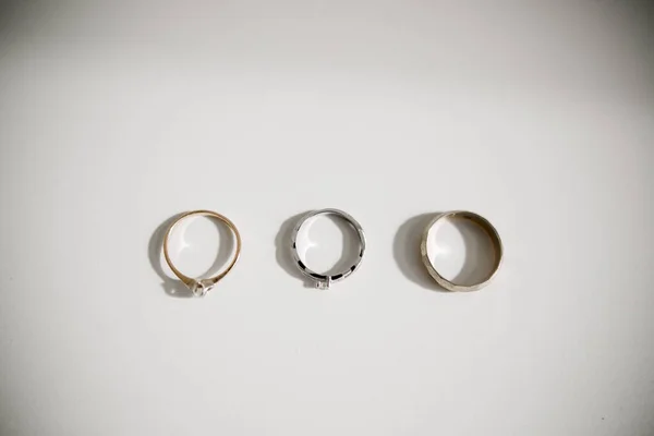 Egy Jegygyűrű Asztalon — Stock Fotó