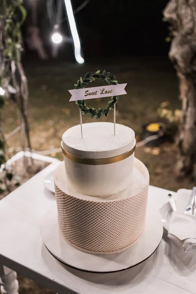 Schöne Weiße Hochzeitstorte Abend Park — Stockfoto