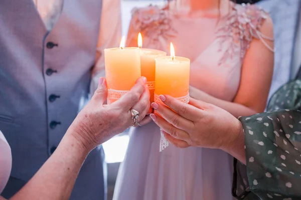 Braut Und Bräutigam Halten Bei Der Hochzeit Kerzen Den Händen — Stockfoto