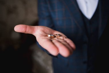 Damadın elinde altın bir nikah yüzüğü