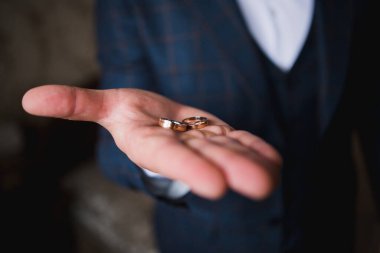 Damadın elinde altın bir nikah yüzüğü