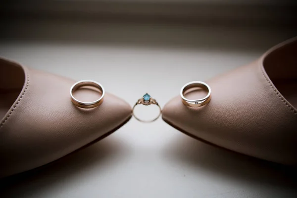 Bruids Bruiloft Schoenen Met Een Gouden Ringen — Stockfoto