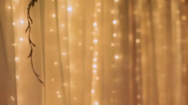 Restoranda gece yarısı binada çelenkler var.