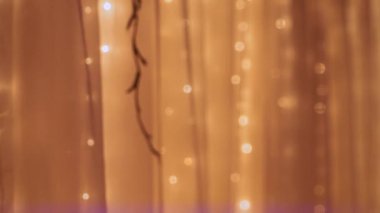 Restoranda gece yarısı binada çelenkler var.