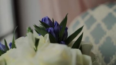 Odadaki kanepede güzel bir düğün buketi.